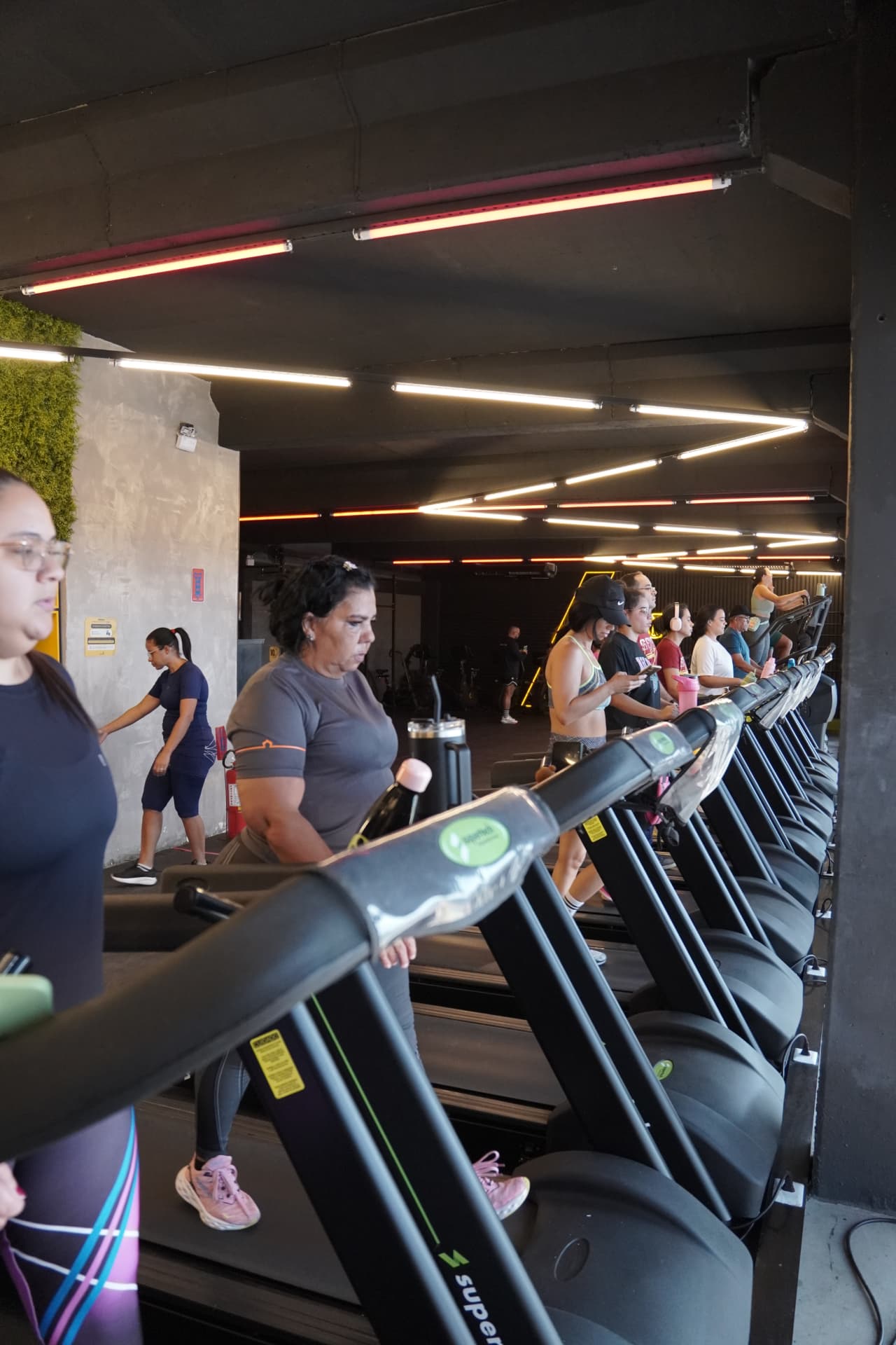 Fila de esteiras na área de cardio da unidade Paulista