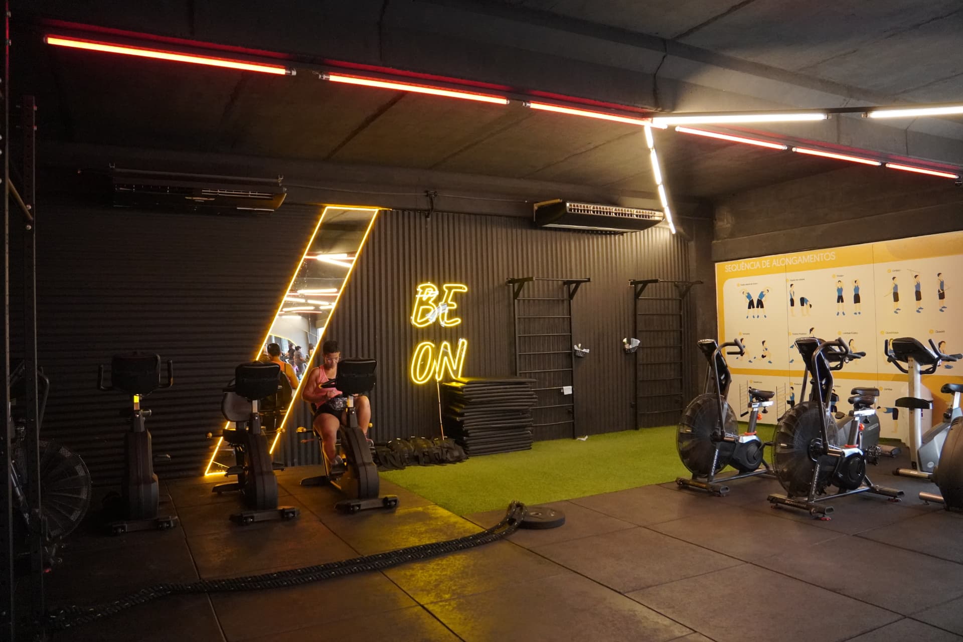 Espaço de bikes e funcional com letreiro Be On na unidade Paulista