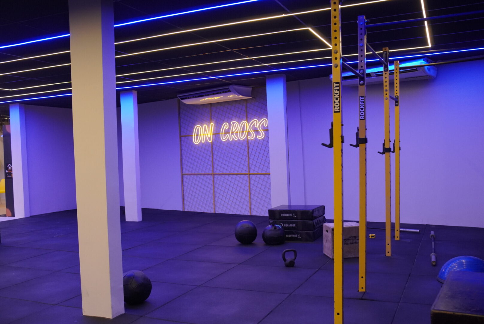 Área On Cross com racks, kettlebells e letreiro neon na unidade Abreu e Lima