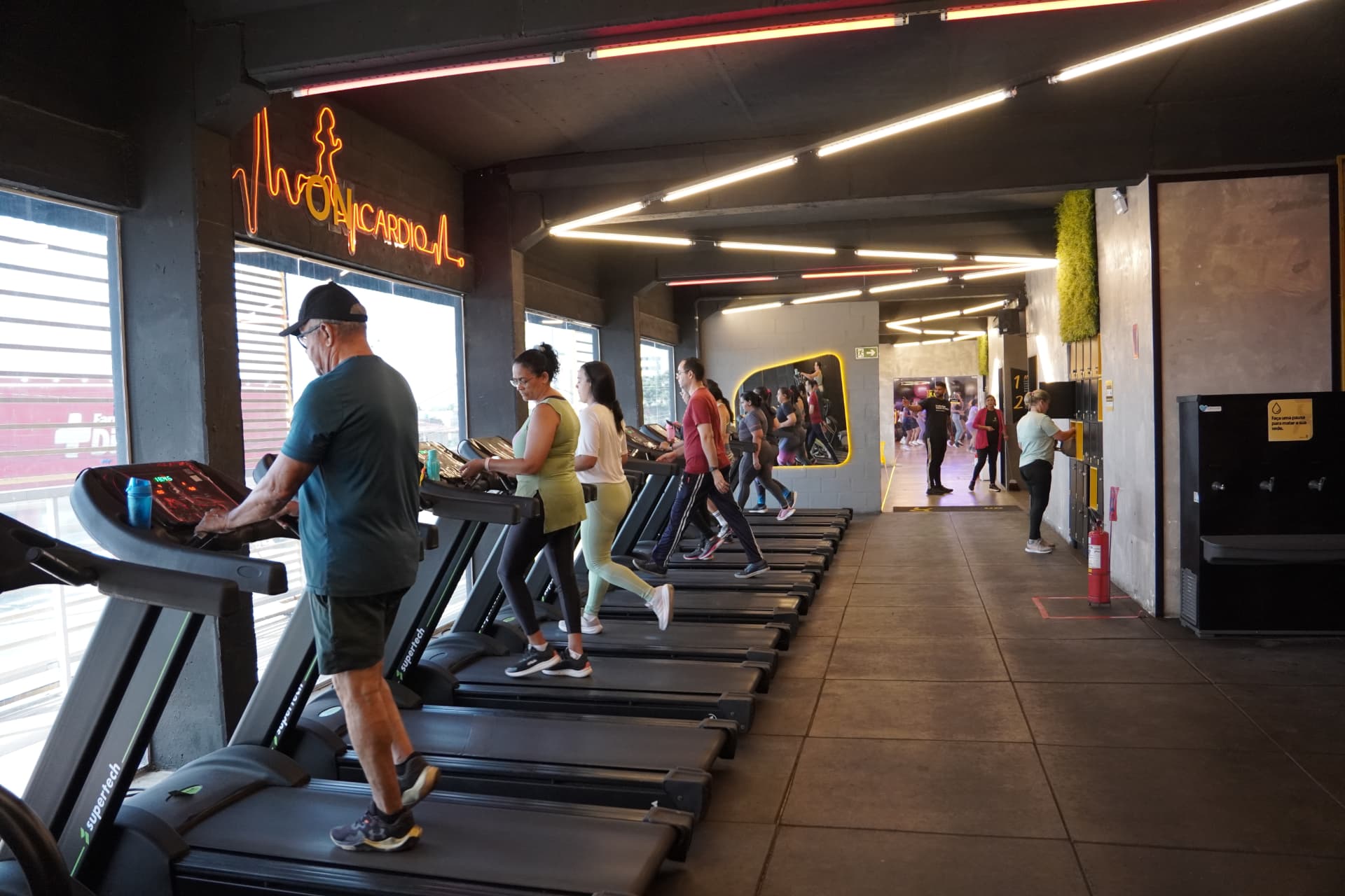 Área On Cardio com esteiras e alunos caminhando na unidade Paulista