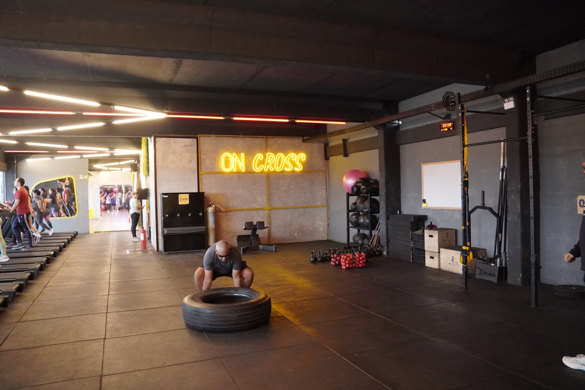 Área On Cross de cross training com pneu, kettlebells e rack na unidade Paulista