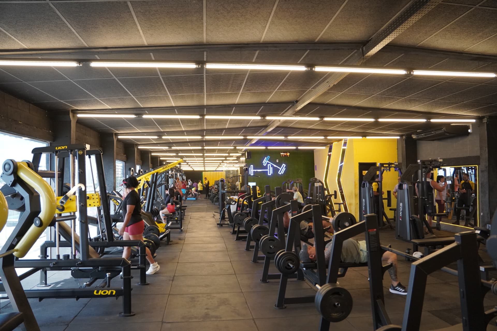 Salão de musculação da unidade Paulista com equipamentos e alunos treinando