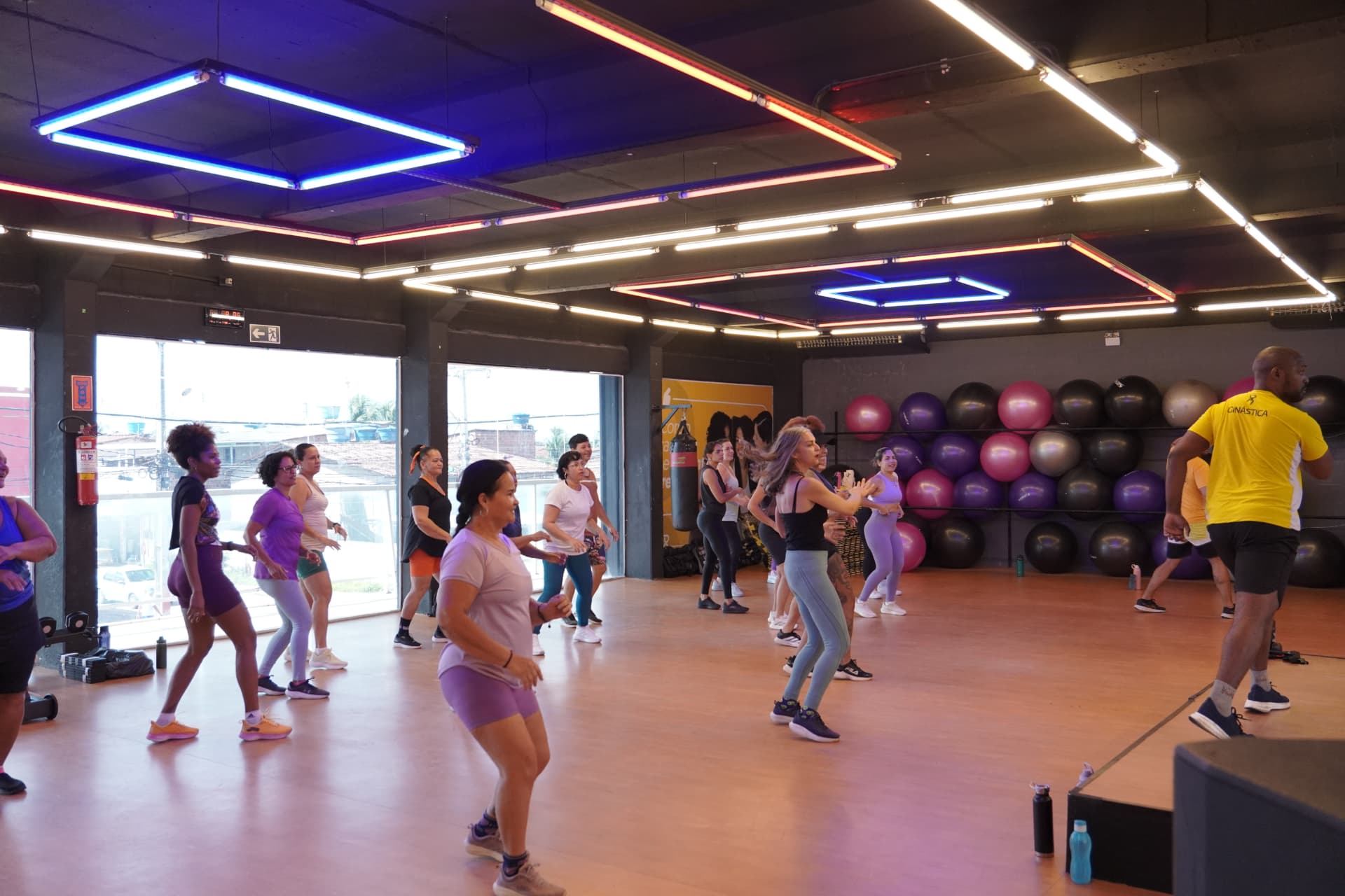 Turma participando de aula de dança no estúdio de aulas coletivas da On Fitness
