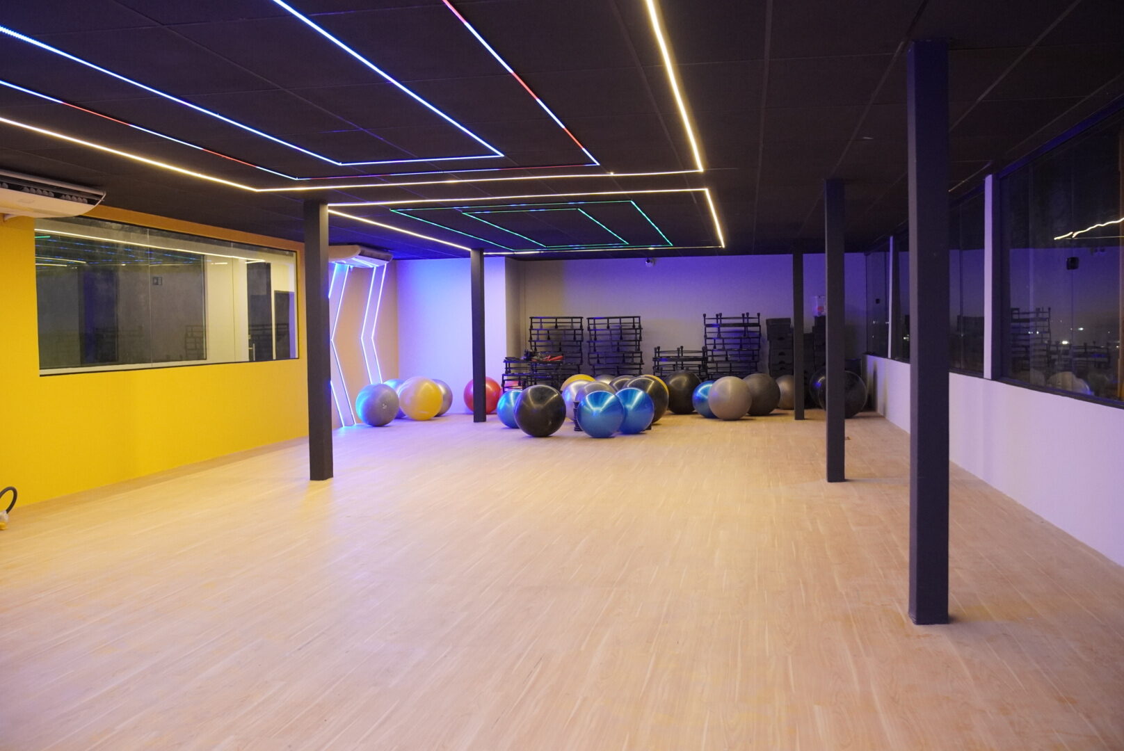 Sala de aulas coletivas com bolas suíças e steps na unidade Abreu e Lima