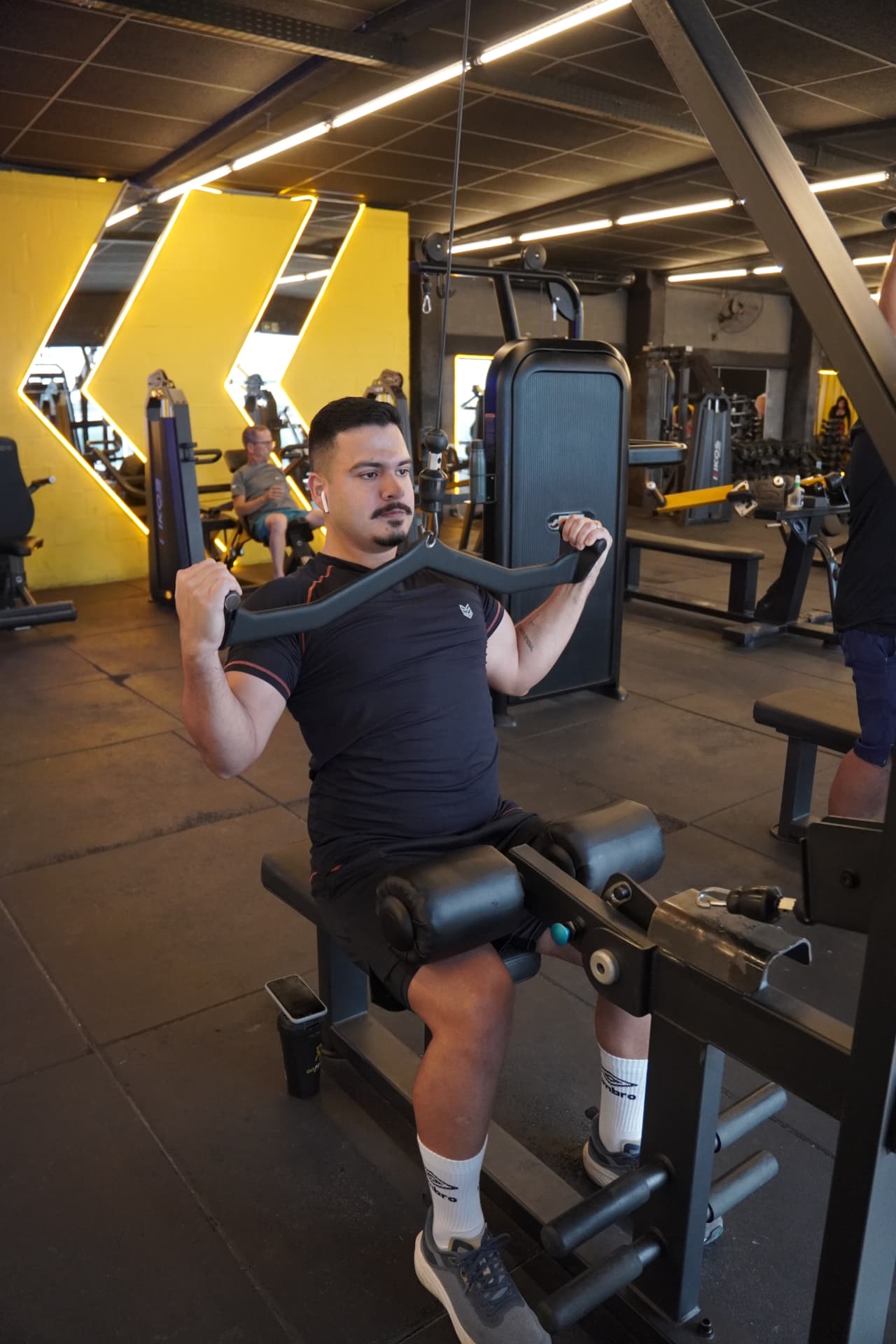Aluno treinando em máquina de puxada na área de musculação da On Fitness