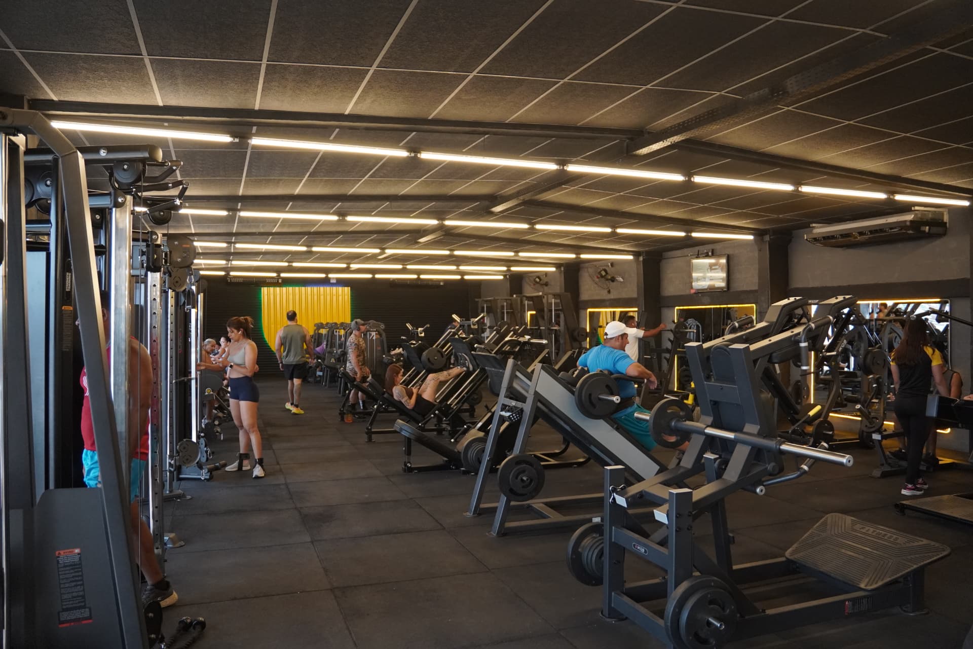 Máquinas de leg press e cadeiras de treino na unidade Paulista