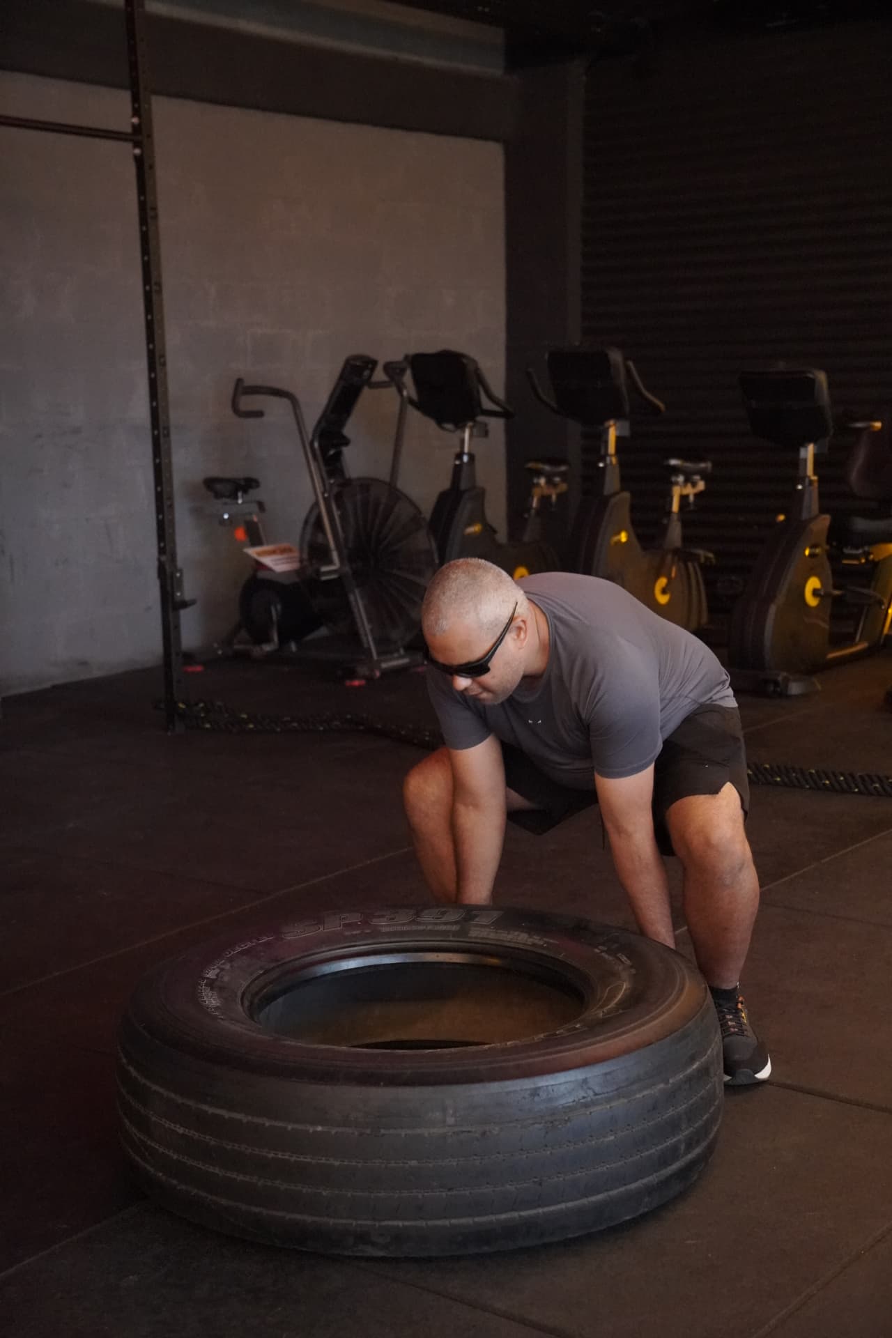 Aluno virando pneu na área de Cross Training da On Fitness