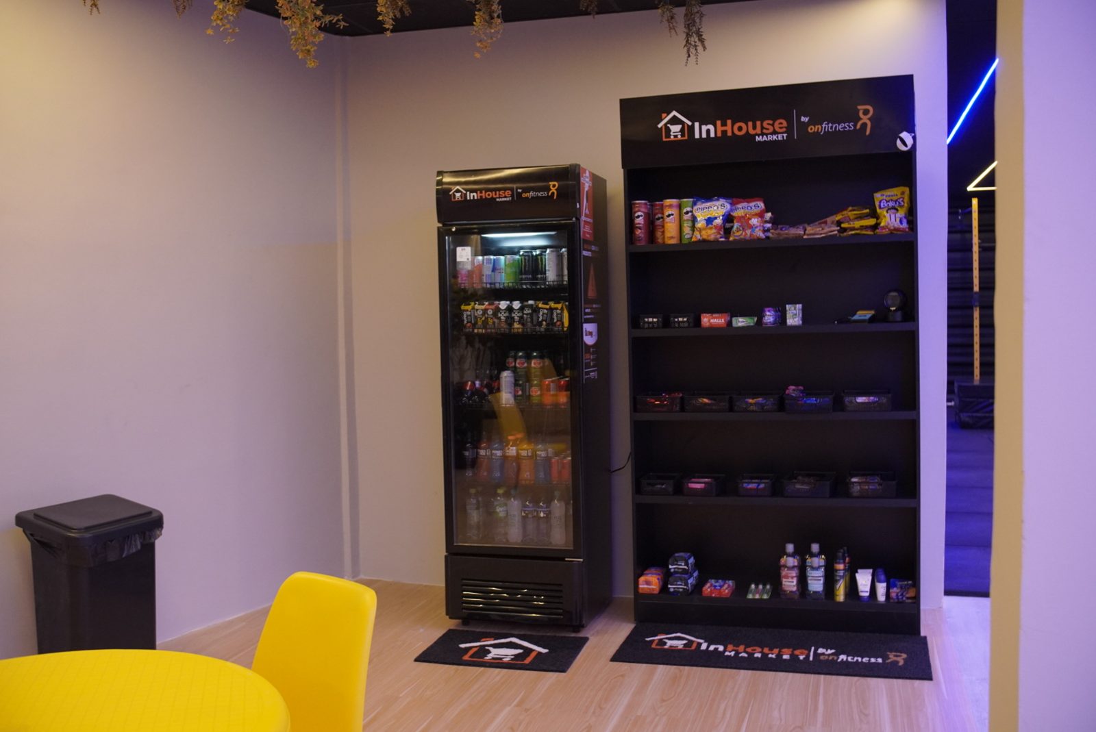 InHouse Market com geladeira de bebidas e prateleira de snacks na unidade Abreu e Lima